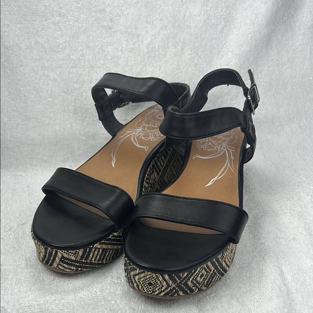 DV, Black Platform Sandals